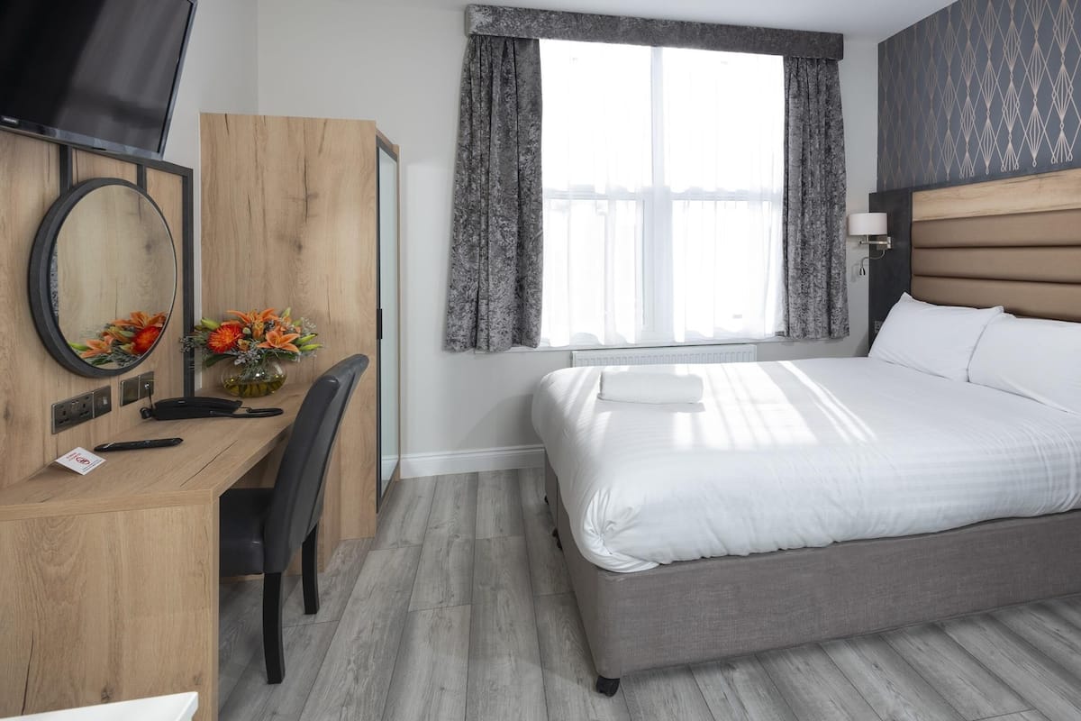Standard Room, 1 King Bed, Non Smoking, Kitchen (Full Kitchen)