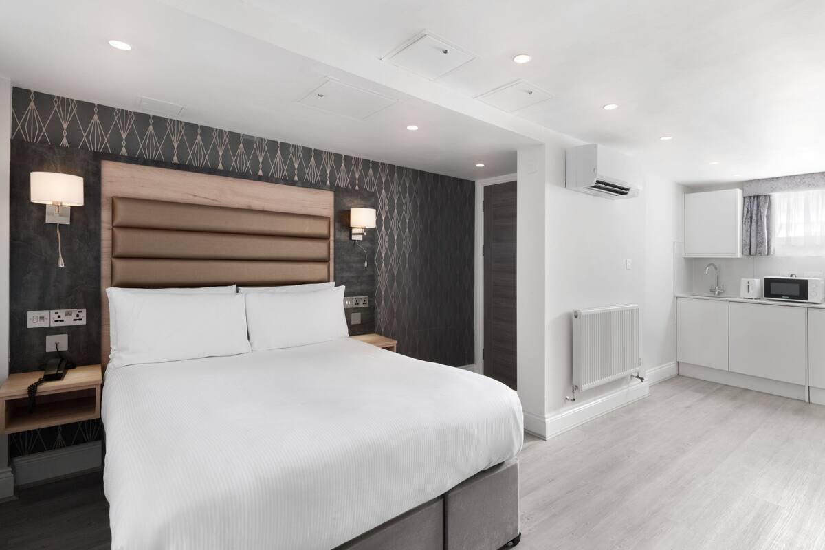 Studio, Double Bed No Window | In-room safe, desk, laptop workspace, soundproofing