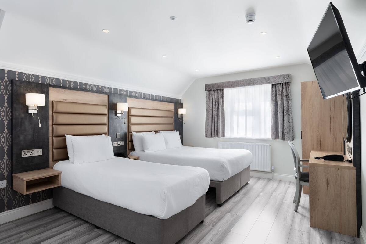  Studio, Triple Room | In-room safe, desk, laptop workspace, soundproofing