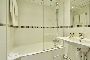 Articles de toilette gratuits, sèche-cheveux, serviettes fournies