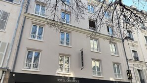 A hotel building with multiple windows and a sign that reads "HOTEL ORCHIDEE". - Hôtel Orchidée (Paris)