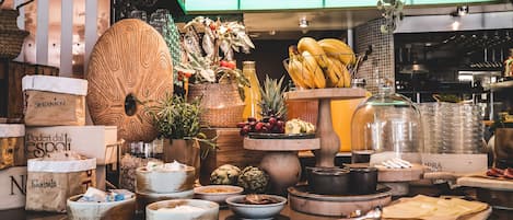 Free daily buffet breakfast