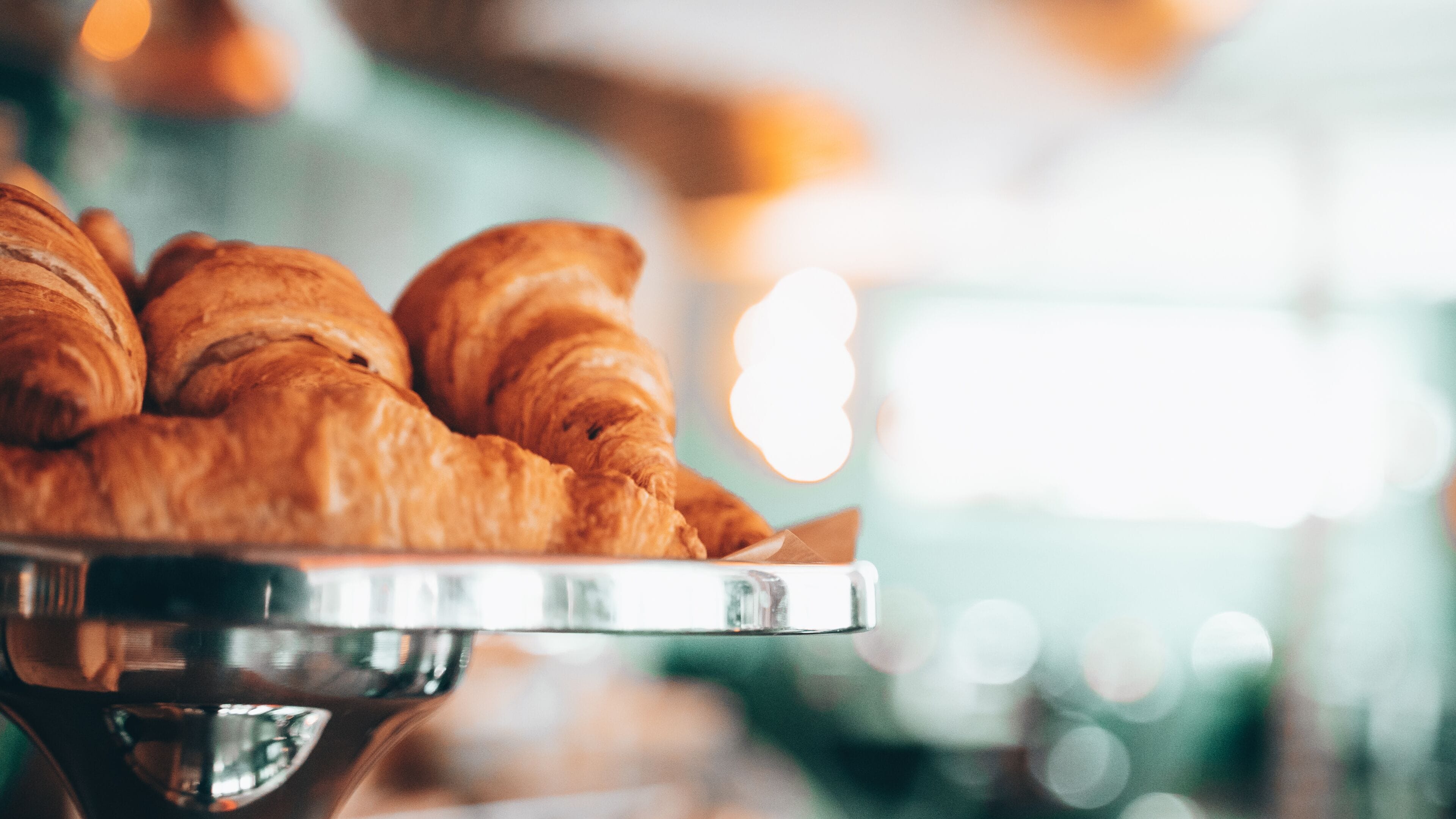 Un plateau en métal contenant plusieurs croissants.