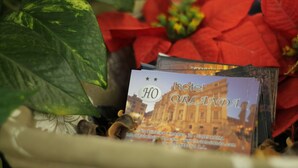 Une carte d’hôtel indiquant le nom « Hôtel Orlanda » et représentant une vue d’un bâtiment.