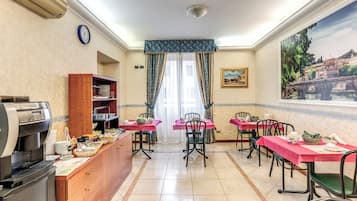 Colazione continentale, servita tutte le mattine (8 EUR a persona)