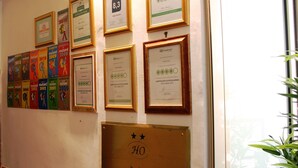 Un mur où sont exposés divers trophées encadrés et une plaque commémorative de l’hôtel Orlando.