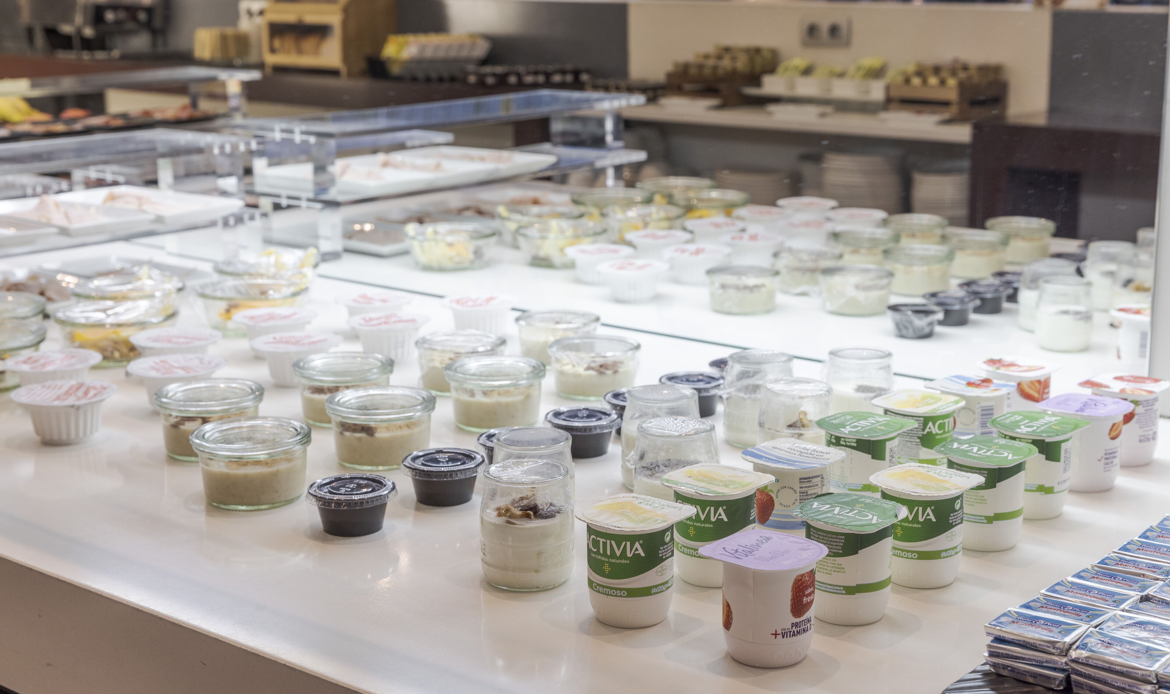 Se ofrece un desayuno bufé todos los días (18 EUR por persona)