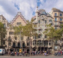 Ein historisches Gebäude mit einzigartigen architektonischen Details, darunter eine markante Fassade und aufwendige Balkone.