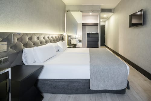 Ropa de cama de alta calidad, minibar, caja fuerte y escritorio