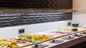 Un bufé con frutas, verduras y bebidas variadas.