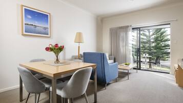 Apartment, 2 Schlafzimmer | Wohnbereich | LCD-Fernseher