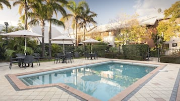 Ulkouima-allas, aurinkovarjoja, aurinkotuoleja