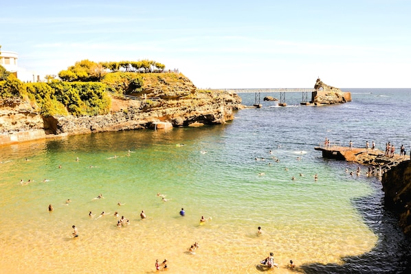 Una spiaggia nelle vicinanze