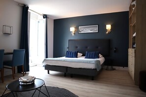 1 ห้องนอน, เครื่องนอนระดับพรีเมียม, มินิบาร์, ตู้นิรภัยในห้องพัก