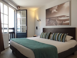 Hochwertige Bettwaren, Minibar, Zimmersafe, Schreibtisch