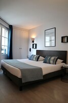 高档床上用品、迷你吧、客房内保险箱、办公桌