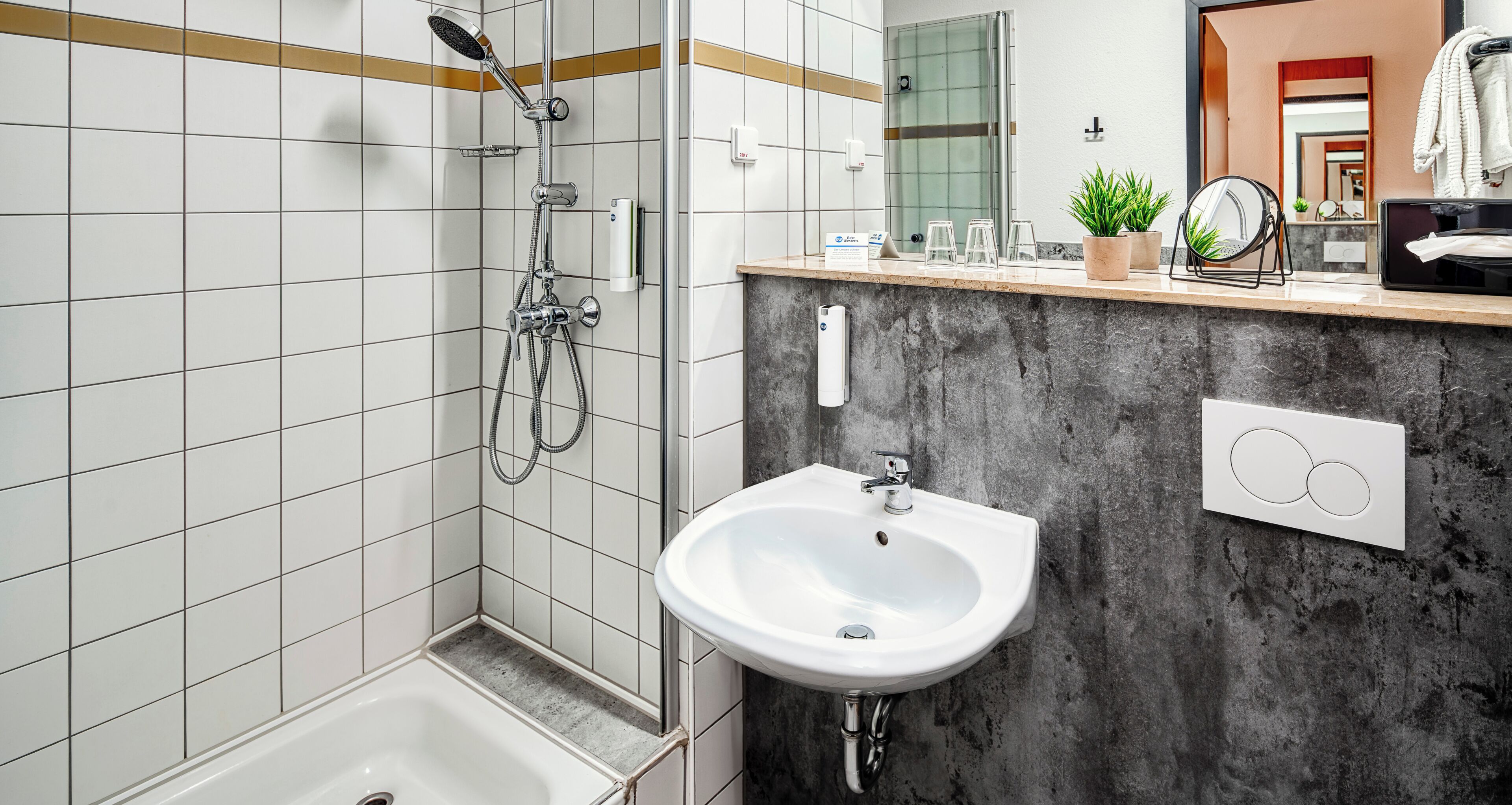 Dusche, Haartrockner, Hausschuhe, Handtücher