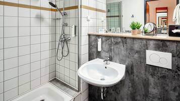 Dusche, Haartrockner, Hausschuhe, Handtücher