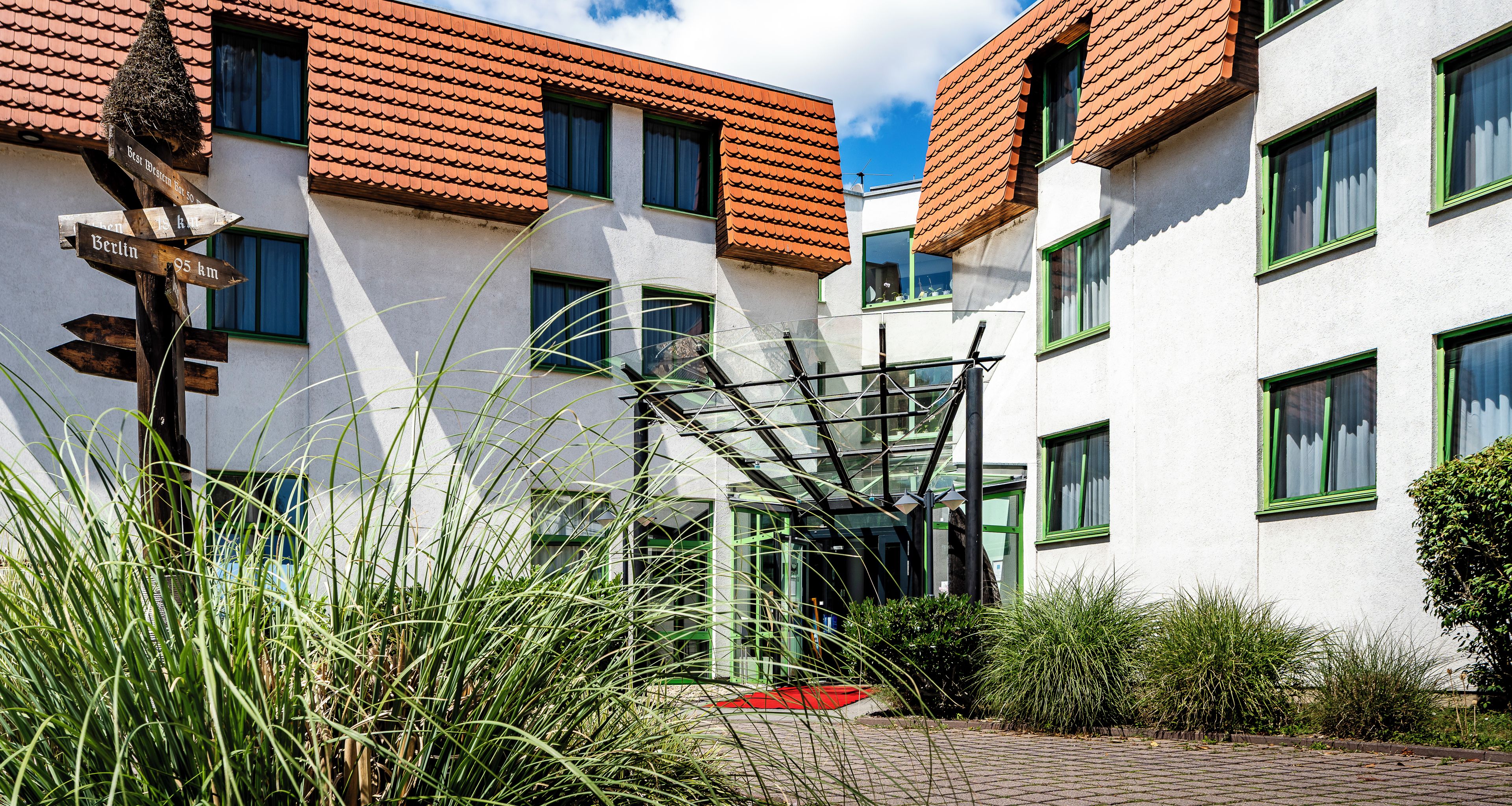 Ein Gebäude mit roten Ziegeln, vielen Fenstern und einer Treppe, die zu einer Tür führt.