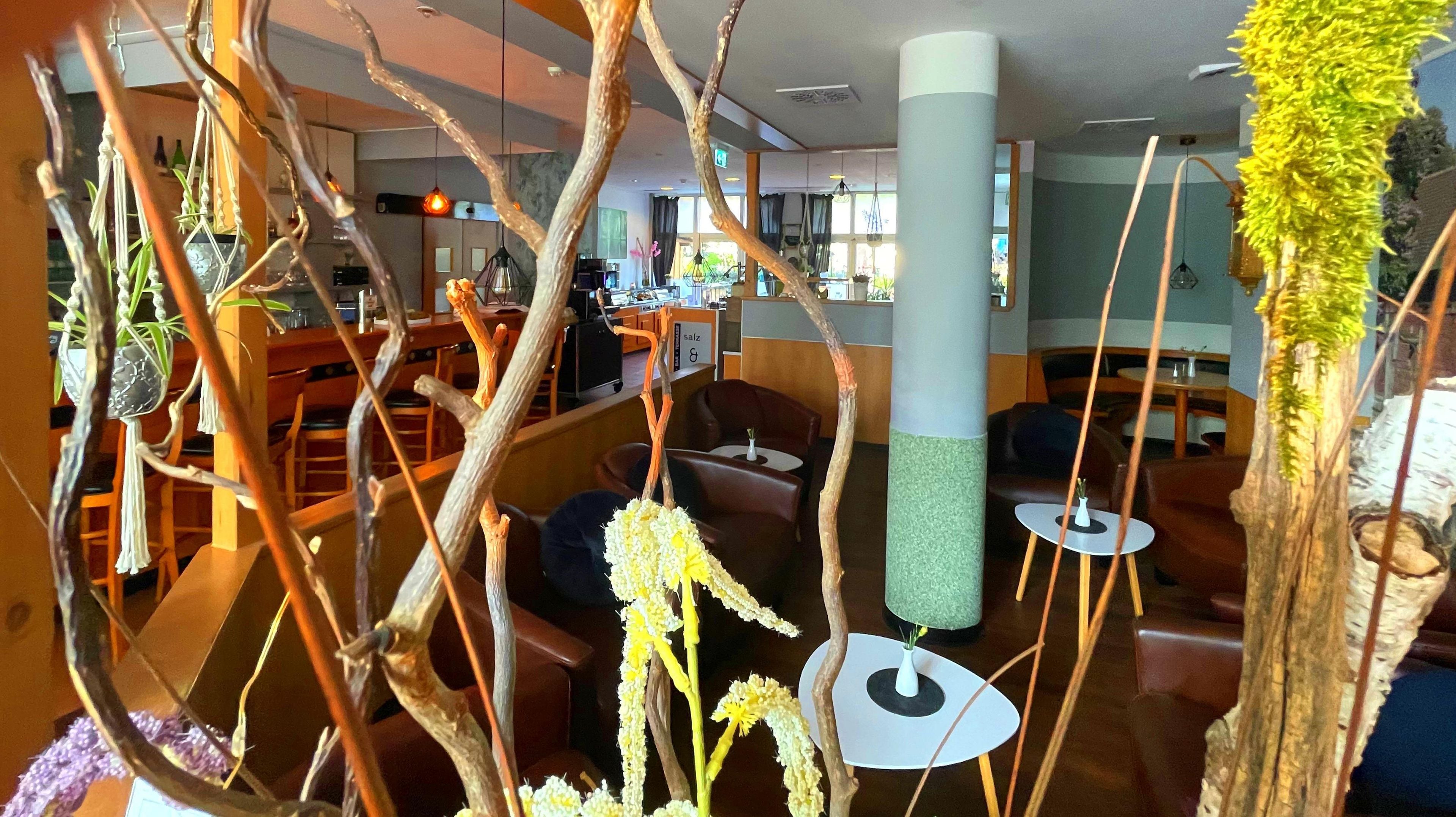 Decoração moderna com detalhes em madeira, opções de assentos e um espaço bar.