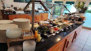 A buffet setup with various food items and utensils. - Best Western Spreewald (Lübbenau/Spreewald)