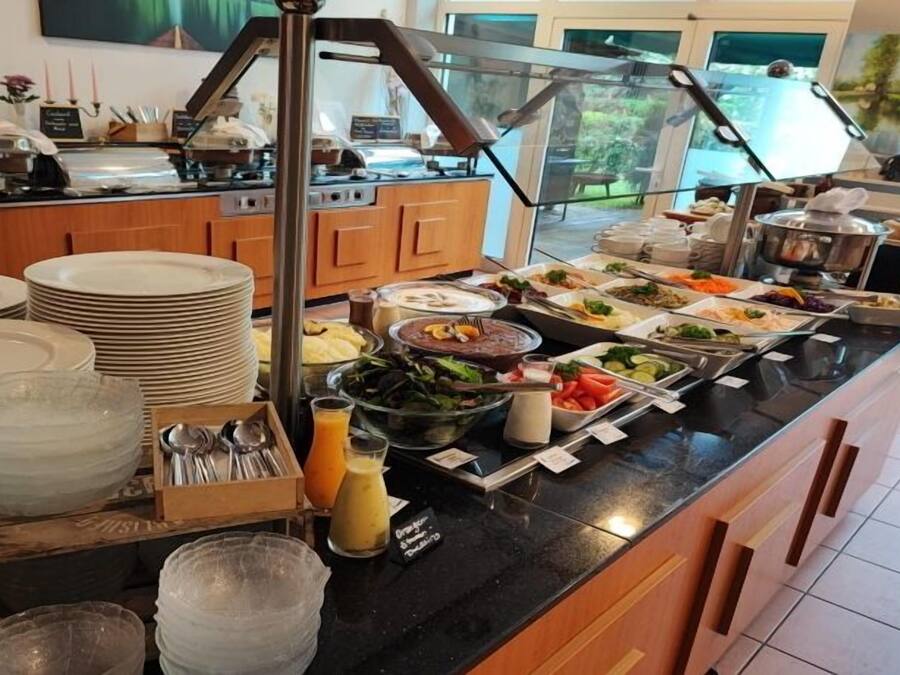 Frokost, lunsj og middag serveres, internasjonale retter, uteservering