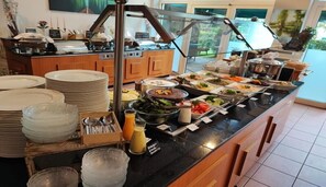 Montaje de buffet con diversos alimentos y utensilios.