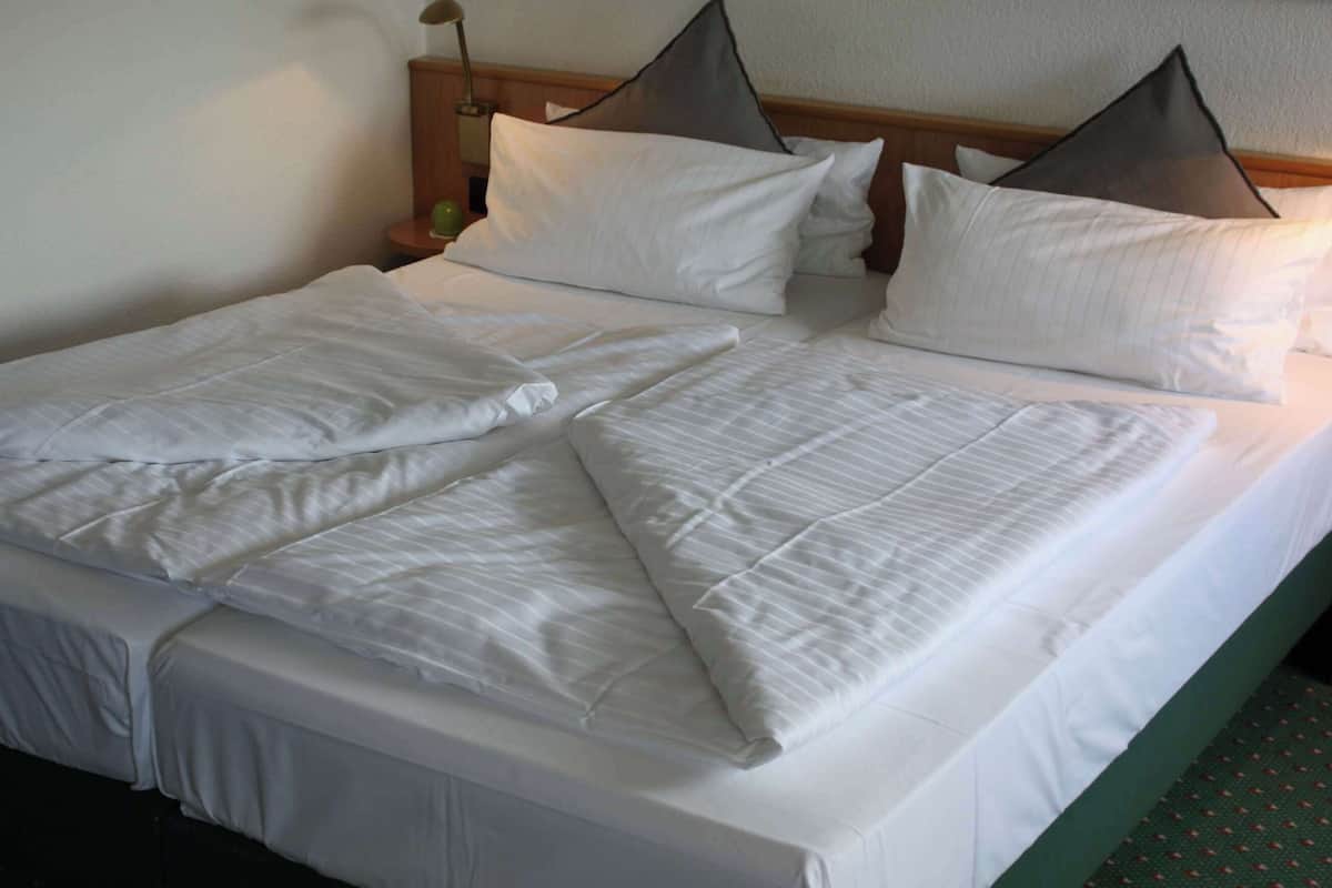 Habitación estándar, 1 cama Queen size | Caja de seguridad en la habitación y espacio para trabajar con laptop