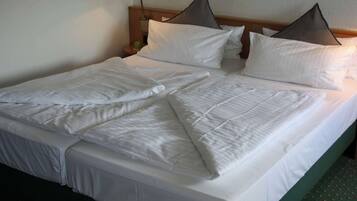 Standardzimmer, 1 Queen-Bett | Zimmersafe, laptopgeeigneter Arbeitsplatz, schallisolierte Zimmer