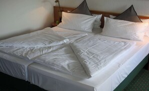 Standard Room, 1 Queen Bed | In-room safe, laptop workspace, soundproofing, cribs/infant beds