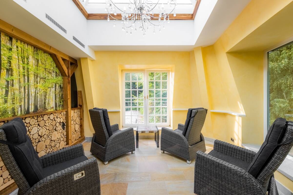 sauna, hot tub, steam room, body treatments, hot stone massages, facials