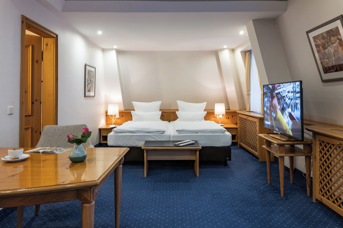 Suite – junior | Allergitestet sengetøy, minibar, safe på rommet og skrivebord