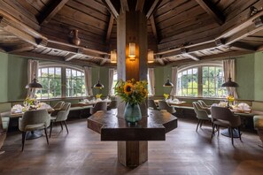 Breakfast, lunch, dinner served; local cuisine - Waldhaus Reinbek (Reinbek)