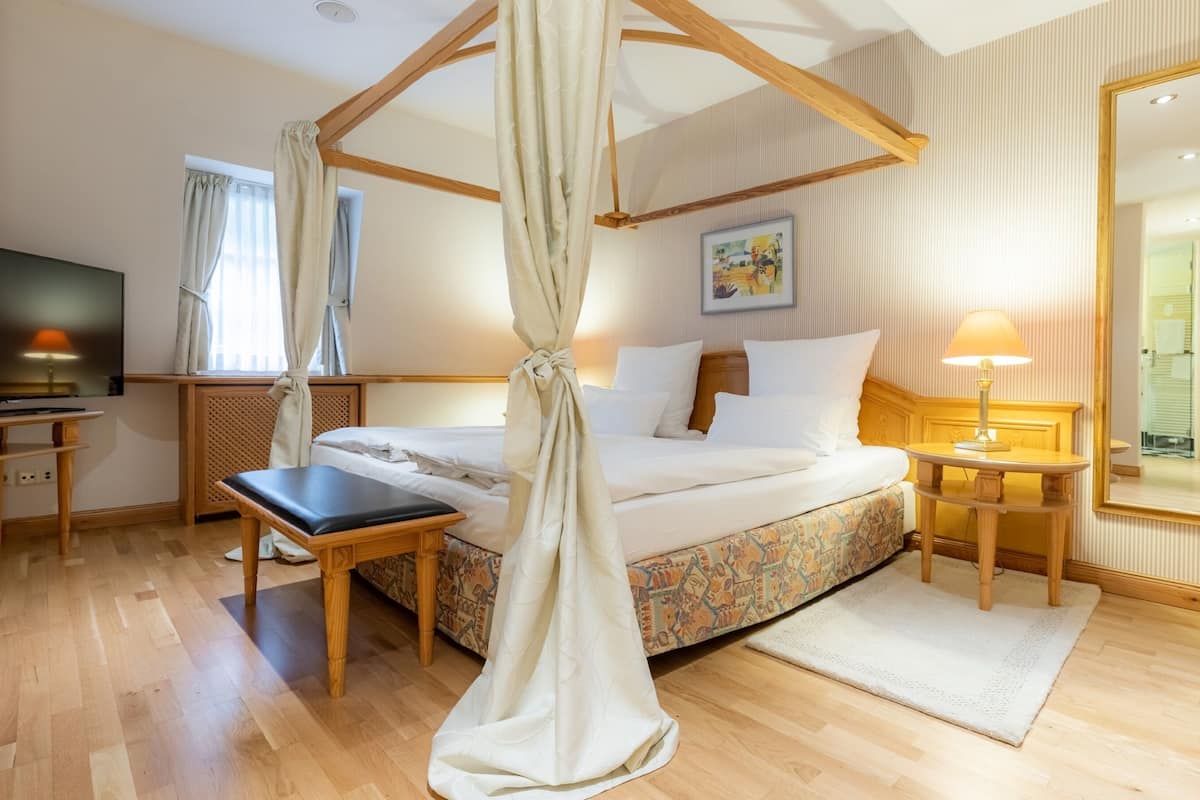 Allergikerbettwaren, Minibar, Zimmersafe, individuell dekoriert