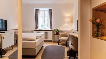 Quarto solteiro premium, 1 cama de casal | Roupas de cama antialérgicas, frigobar, cofres nos quartos, escrivaninha