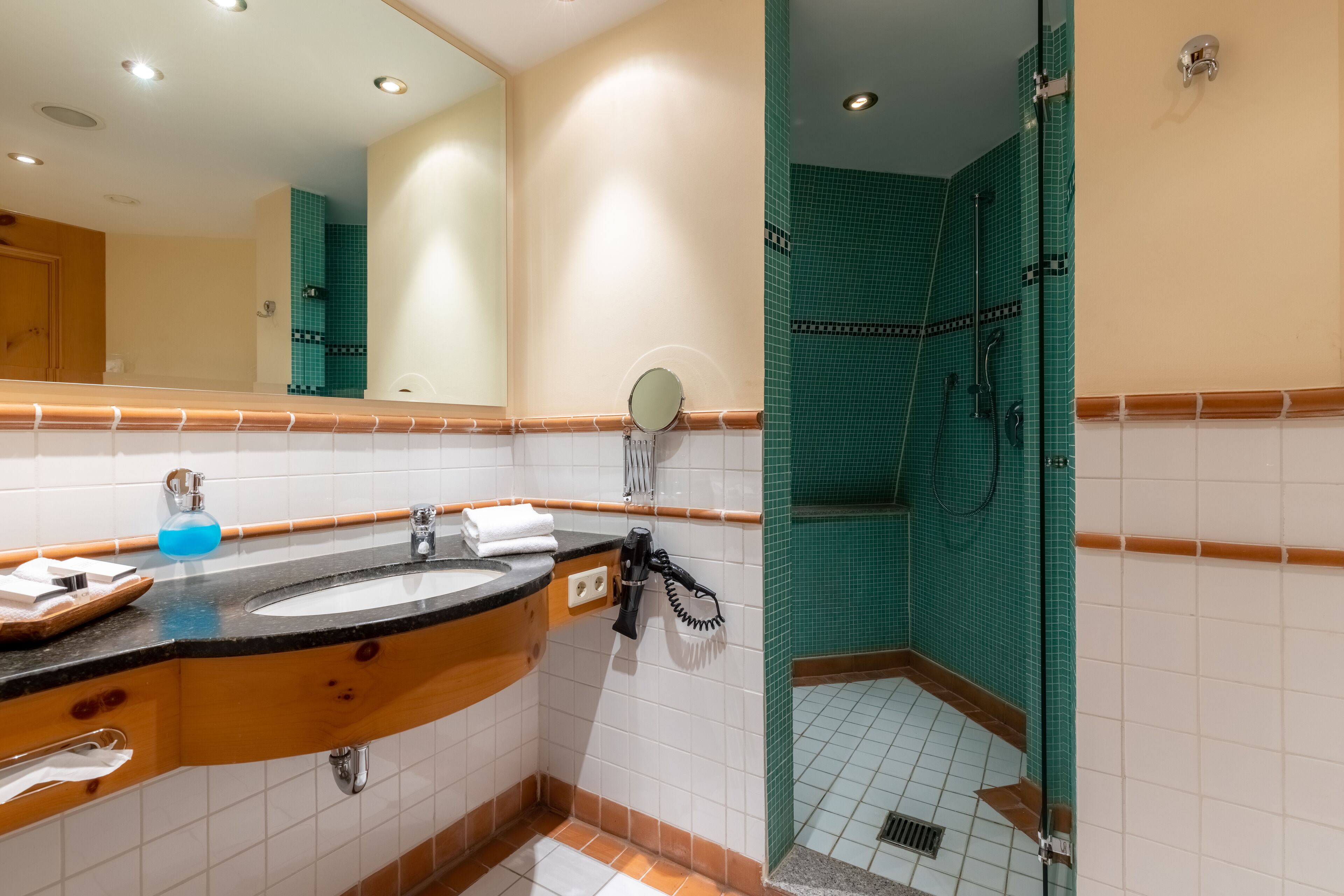 double room | bathroom | free toiletries, hair dryer, bathrobes, slippers