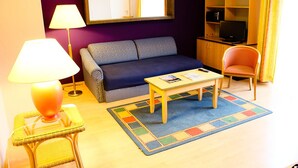 22-inch flat-screen TV with digital channels, TV - Amary City Residence (BERLIN)