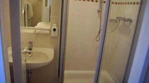 Ducha, artículos de higiene personal gratuitos y toallas
