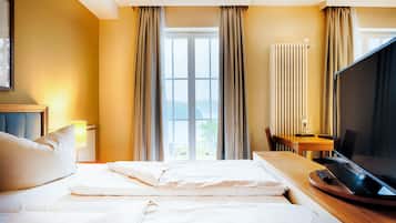 Apartment, Terrasse, Seeblick | Allergikerbettwaren, Zimmersafe, individuell dekoriert