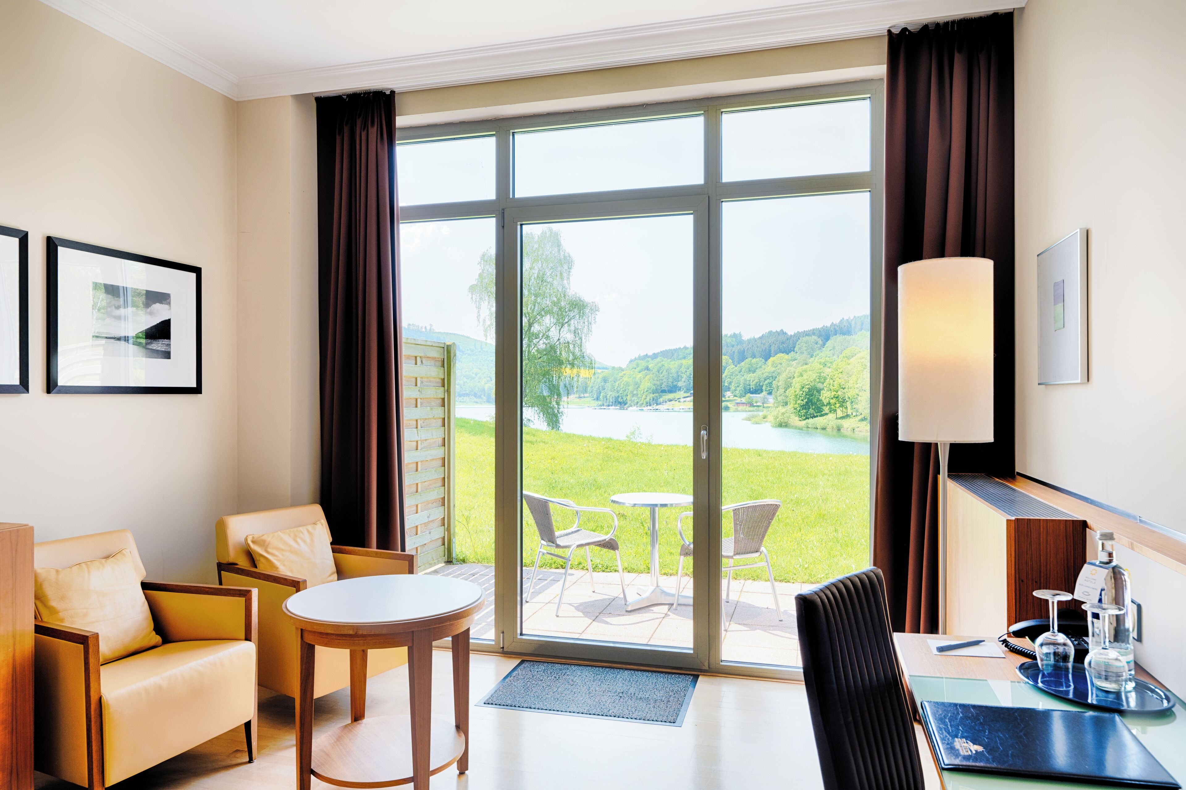Deluxe-Zimmer, Terrasse, Seeblick | Allergikerbettwaren, Zimmersafe, individuell dekoriert