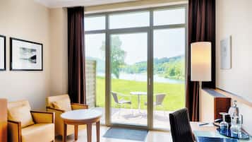 Deluxe-Zimmer, Terrasse, Seeblick | Allergikerbettwaren, Zimmersafe, individuell dekoriert
