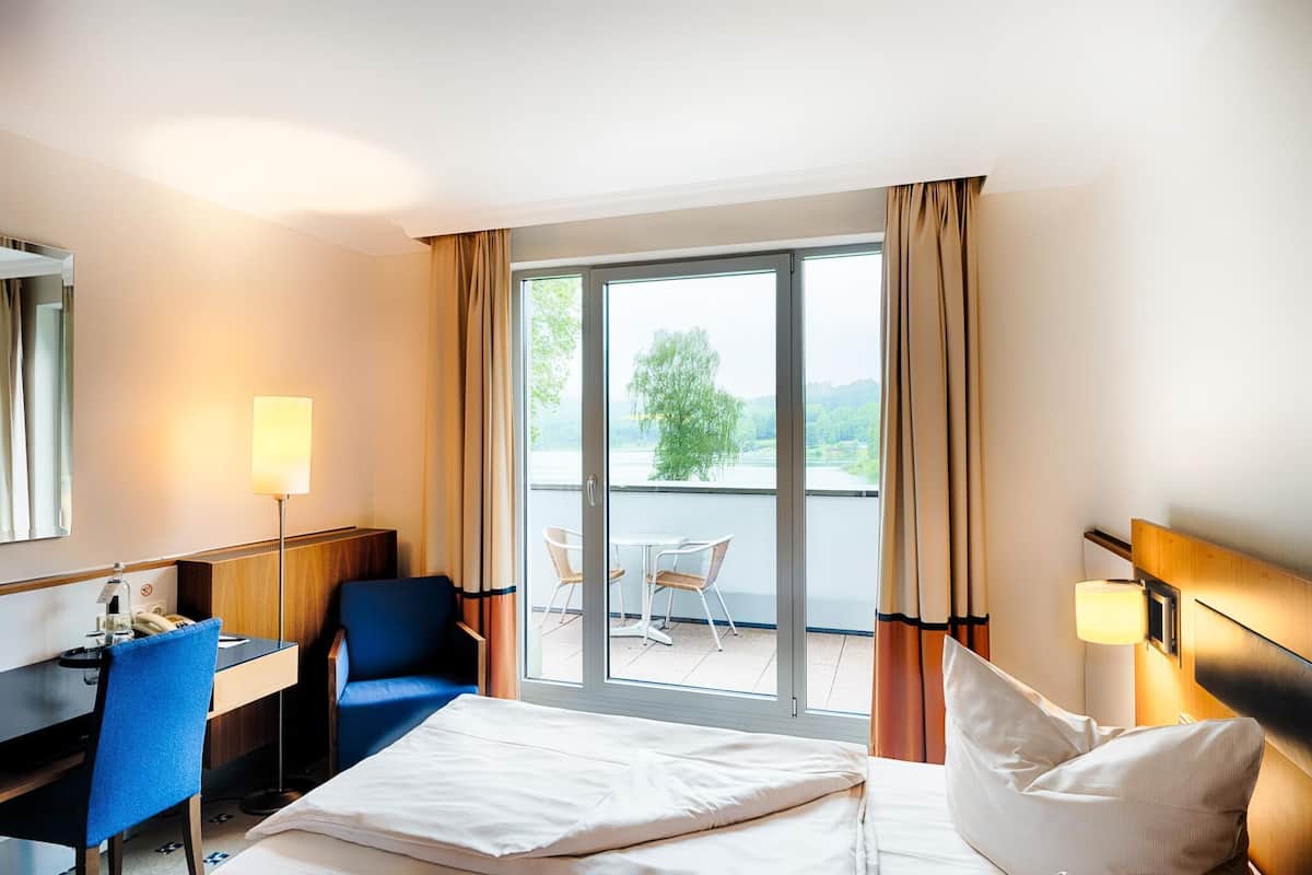 Deluxe Room, Balcony, Lake View