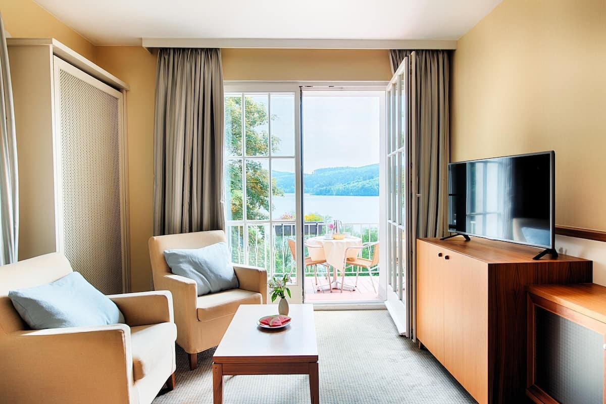 Suite, Lake View