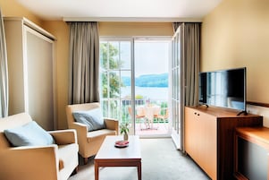 Suite, Lake View | Hypo-allergenic bedding, in-room safe, individually decorated