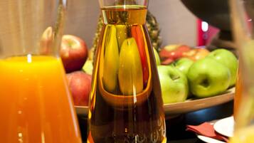 Tägliches Frühstücksbuffet (22 EUR pro Person)