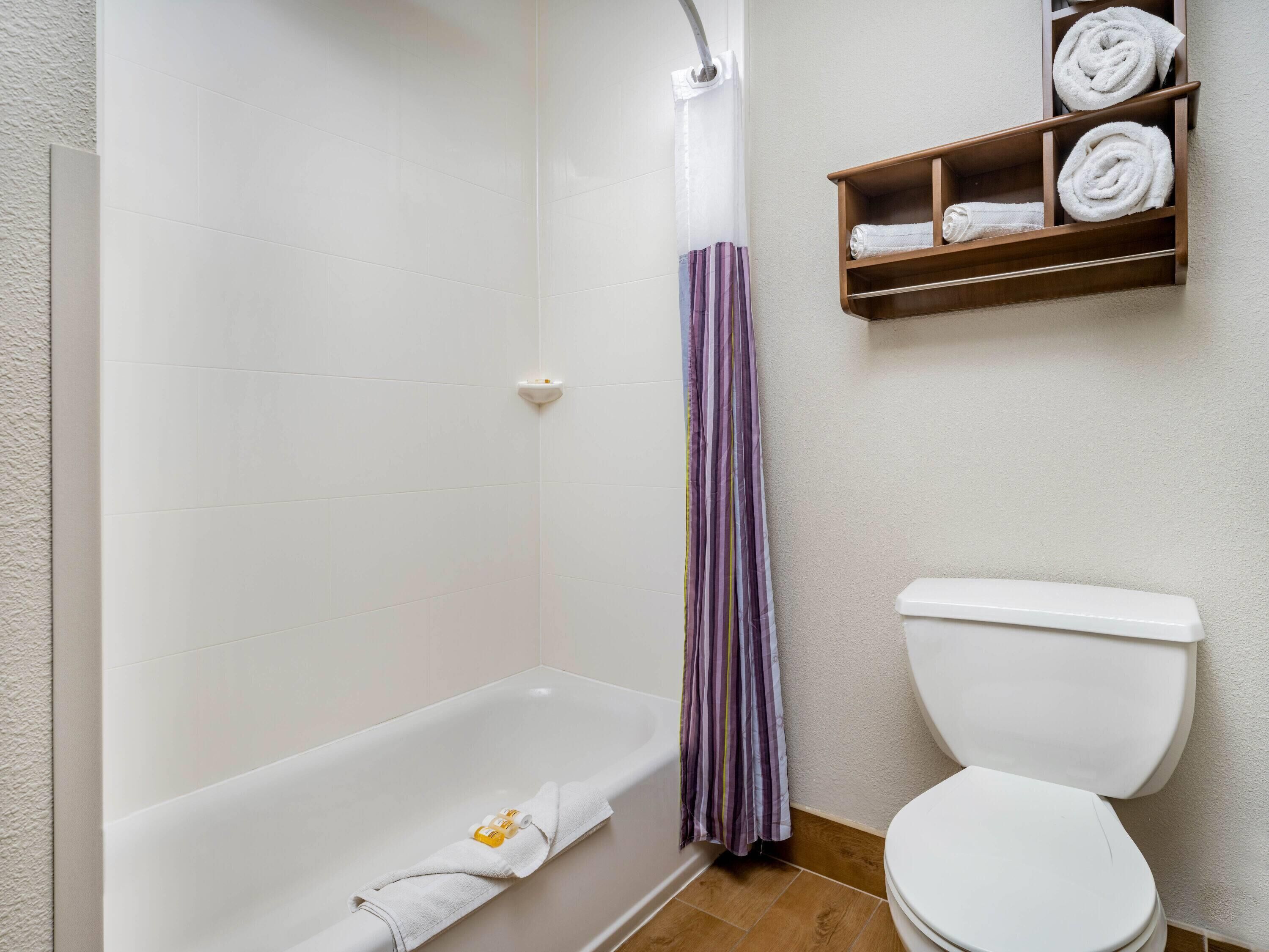 Ducha y bañera combinadas y artículos de higiene personal gratuitos