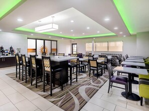 Free daily buffet breakfast  - La Quinta Inn & Suites by Wyndham NW Tucson Marana (Tucson)
