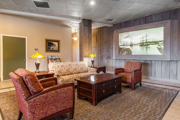 Lobby - Quality Inn & Suites at Coos Bay (North Bend)