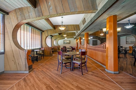 Free buffet breakfast . Quality Inn & Suites at Coos Bay