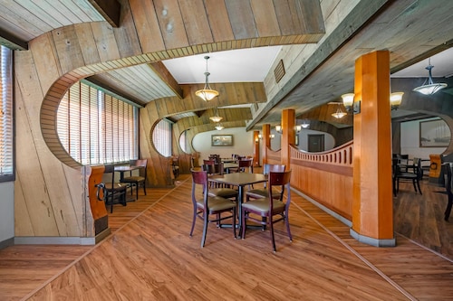 Quality Inn & Suites at Coos Bay